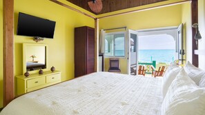 Front Room #2 | Soundproofing, free WiFi, bed sheets, wheelchair access - Luna Sea Inn (Bluefields)