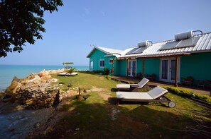 Chambre Deluxe, 1 très grand lit, patio, vue sur l’océan | Système d’insonorisation, accès au Wi-Fi (inclus), literie fournie