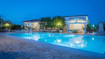 2 outdoor pools