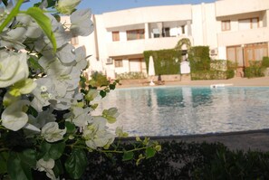 4 outdoor pools