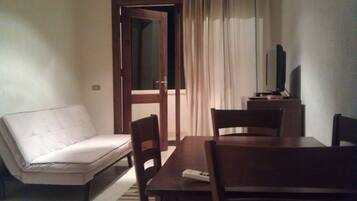 Kamar Double atau Twin, pemandangan kolam renang | Makan di kamar