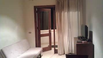 Phòng đôi hoặc 2 giường đơn, quang cảnh hồ bơi | Phòng khách | TV LCD