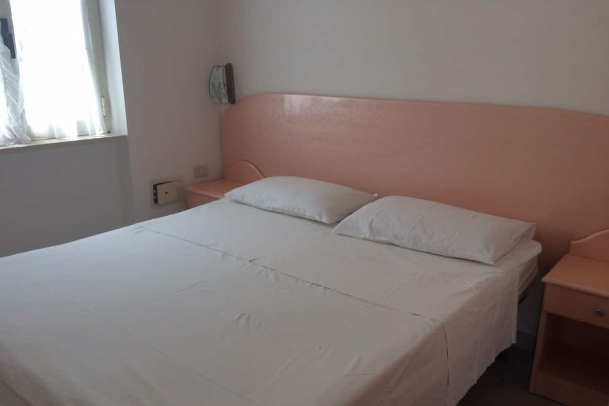 Habitación cuádruple | Escritorio y cunas