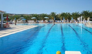 Outdoor pool, pool umbrellas, sun loungers - Villaggio Piano Grande (Vieste)