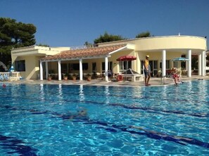 Outdoor pool, pool umbrellas, sun loungers - Villaggio Piano Grande (Vieste)