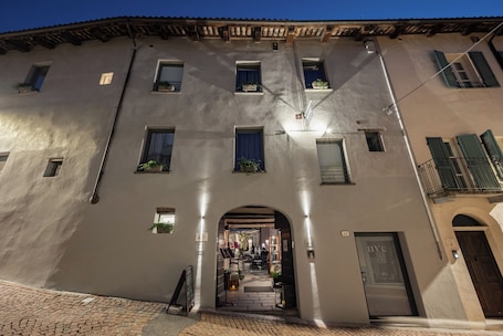 Fachada de la propiedad. Uve Rooms & Wine Bar
