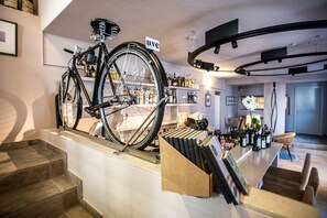 Serves lunch and dinner - Uve Rooms & Wine Bar (La Morra)