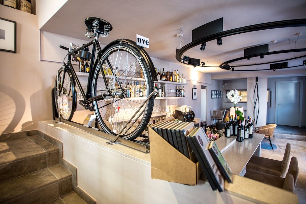 UVE - Rooms & Wine Bar by null