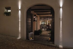 Property entrance - Uve Rooms & Wine Bar (La Morra)