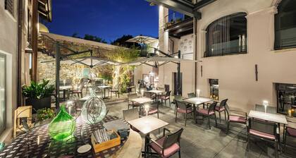 Uve Rooms & Wine Bar