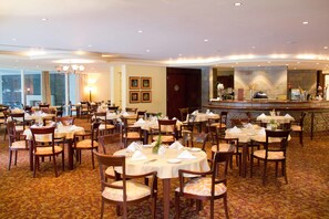 Petit déjeuner, déjeuner et dîner servis sur place