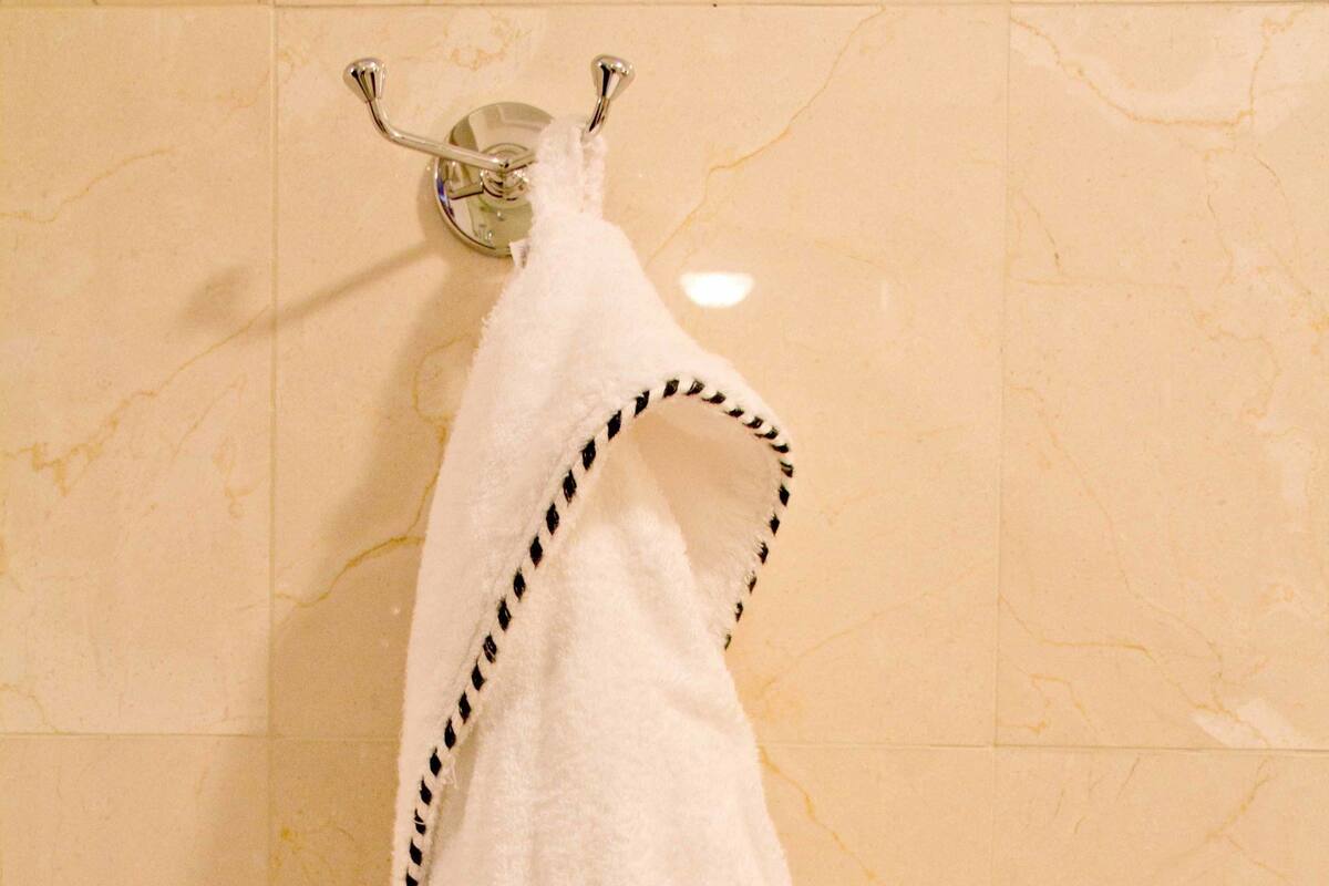 Bồn tắm và buồng tắm vòi sen riêng, đồ dùng nhà tắm miễn phí