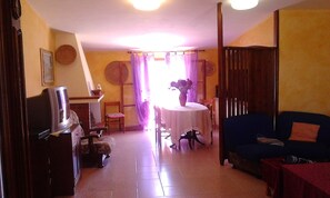 Apartamento, 3 quartos | Área de estar