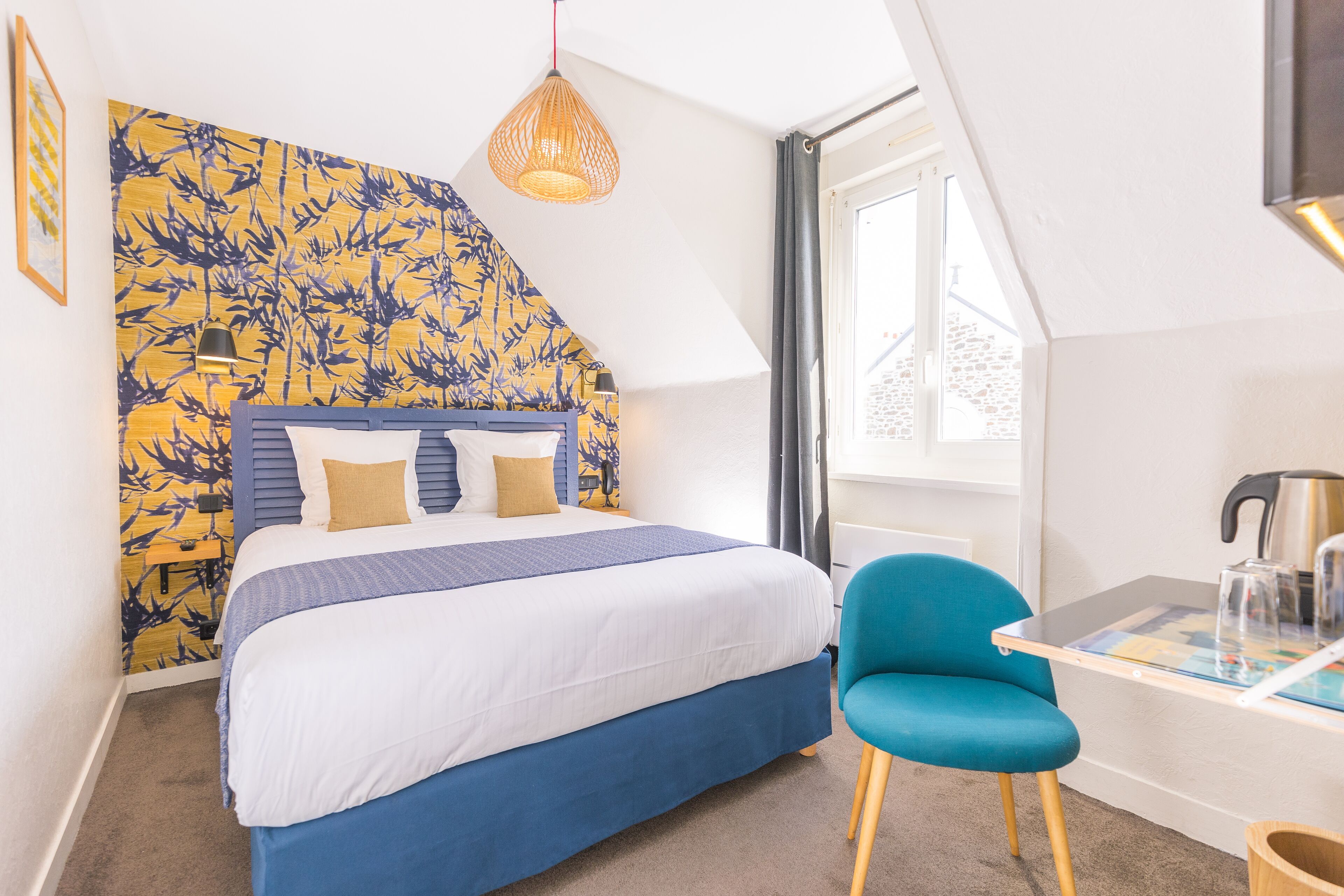 Une chambre à coucher avec un lit, un bureau et une chaise.