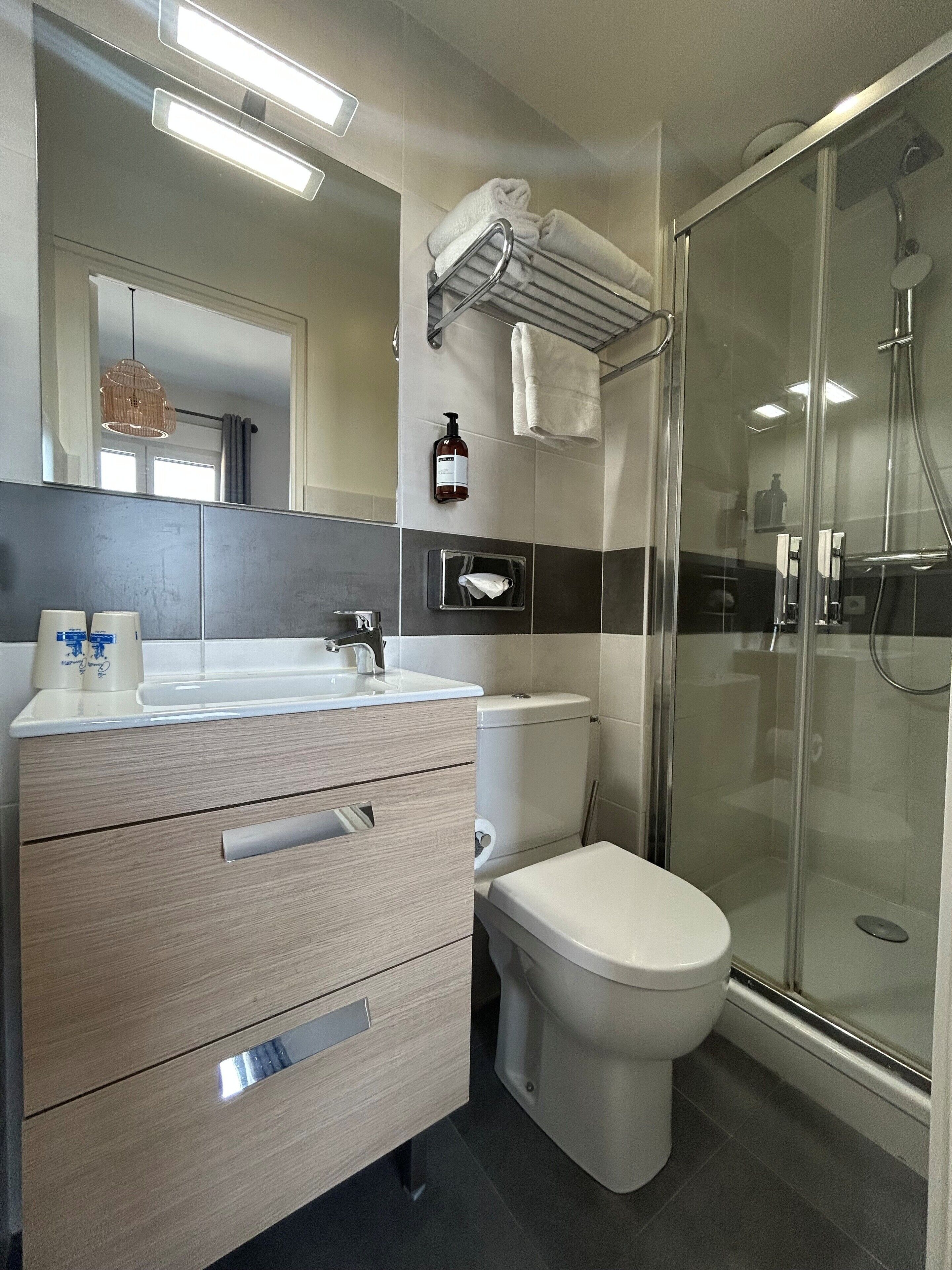 triple room, sea view | bathroom | shower, free toiletries, hair dryer, towels