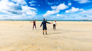 Ein Strand mit Menschen, die zum Meer blicken.