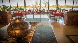 3 restaurants servant le déjeuner, le dîner et le souper