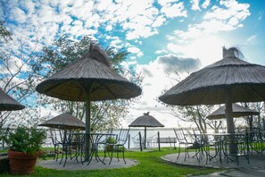 3 restaurants, breakfast, lunch, dinner served; international cuisine