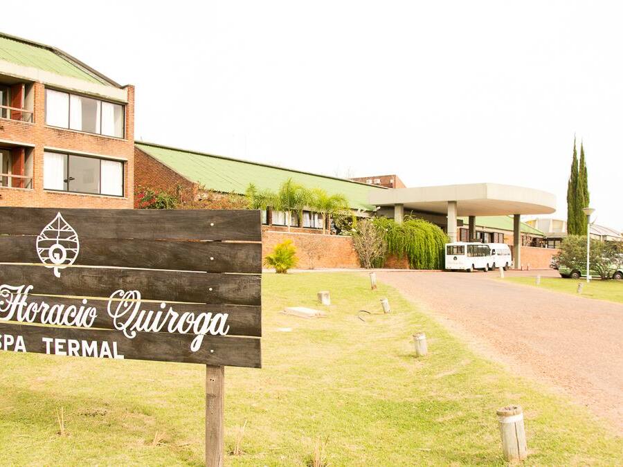 Un letrero de madera indica Hotel Horacio Quiruga SPA TERMINAL.