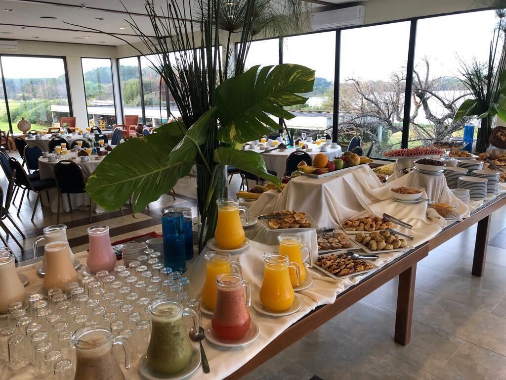 每日供应自助式早餐（每人 USD 15）