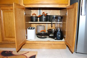 Refrigerador con freezer, microondas, placa de cocina, cafetera/tetera