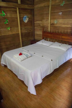 Habitación cuádruple | Caja de seguridad en la habitación, wifi gratis y ropa de cama 