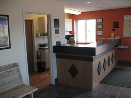 Una cocina con una isla de madera, un banco y una ventana con vistas.