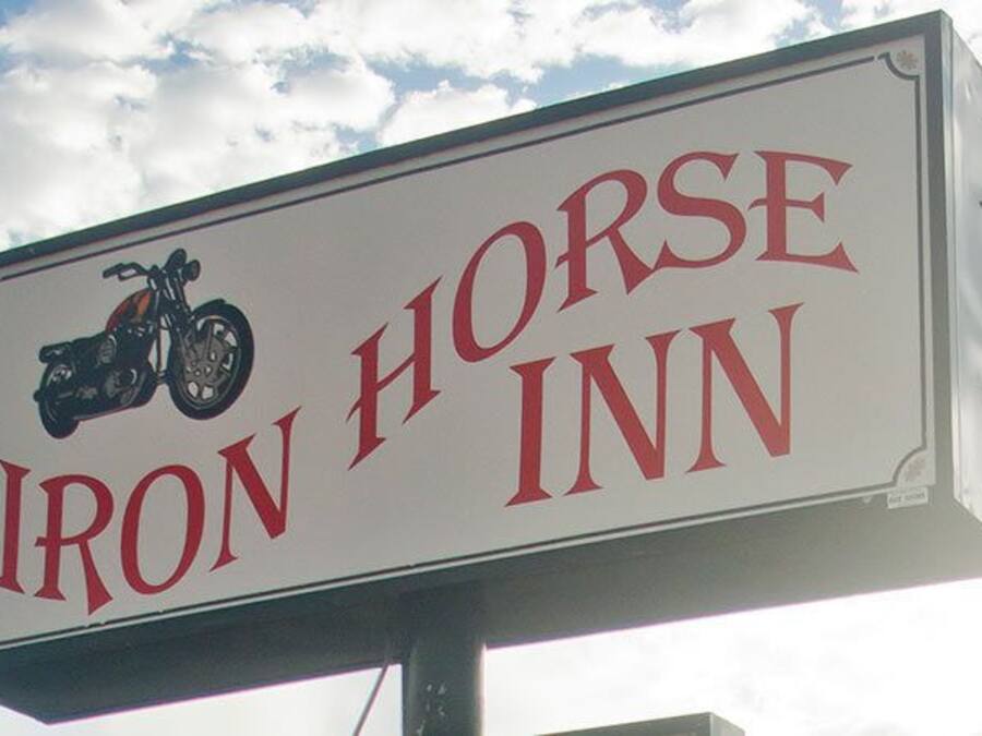 Placa do Iron Horse Inn com ilustração de uma motocicleta.