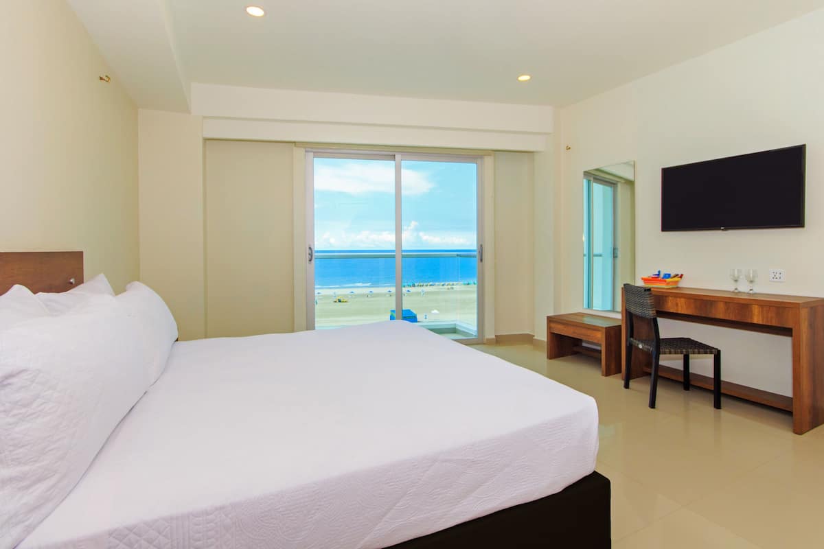 Comfort Double Room, 1 Bedroom, Balcony, Oceanfront | Peti besi dalam bilik, langsir/tirai gelap terus, kalis bunyi
