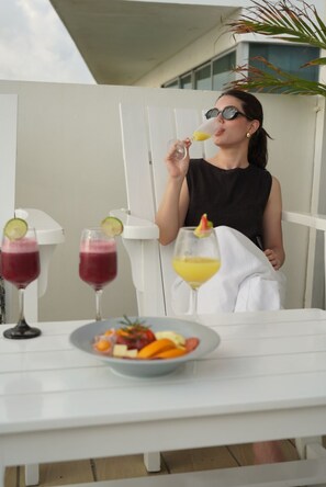 Quầy bar sát hồ bơi
