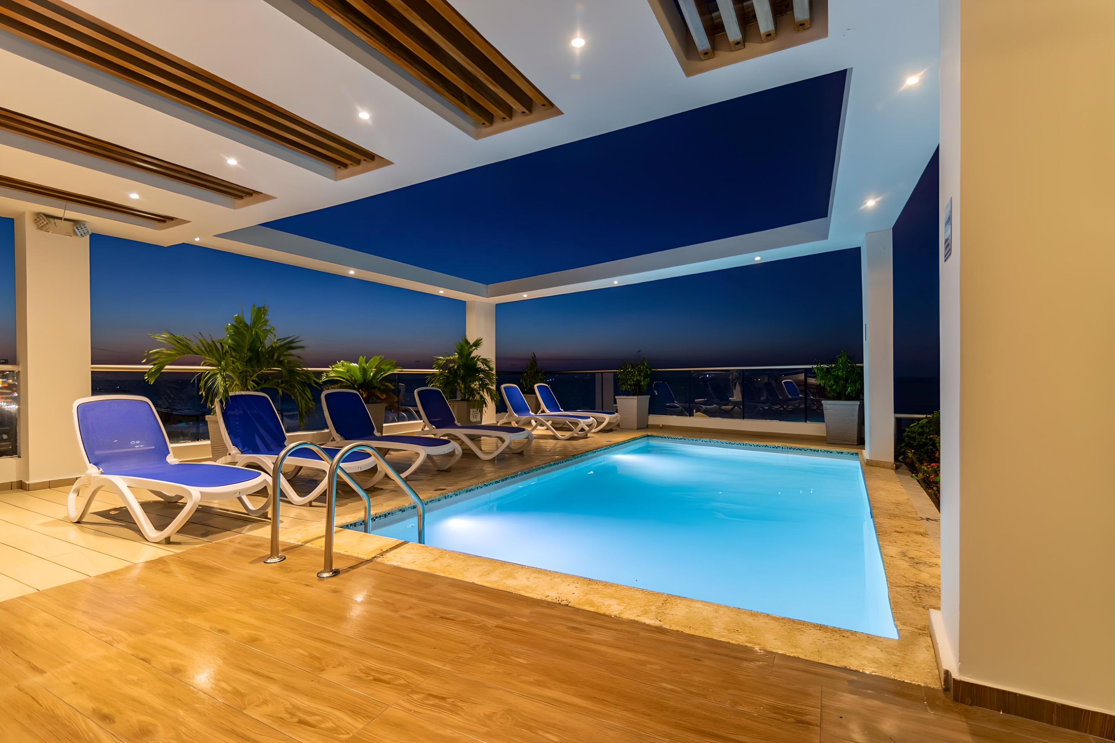 Una piscina al aire libre