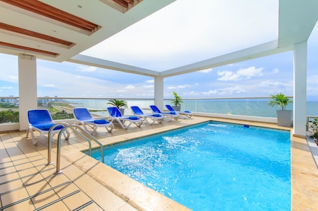 Una piscina al aire libre
