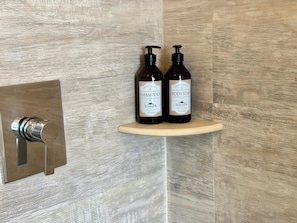 Dusche, Regendusche, kostenlose Toilettenartikel, Handtücher