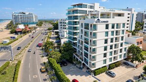 A multi-story hotel with a modern design, featuring balconies and large windows. - Hotel Summer Frente Al Mar (Cartagena)