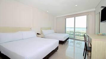 Familien-Vierbettzimmer, Meerblick (Cuadruple) | Zimmersafe, Verdunkelungsvorhänge, schallisolierte Zimmer