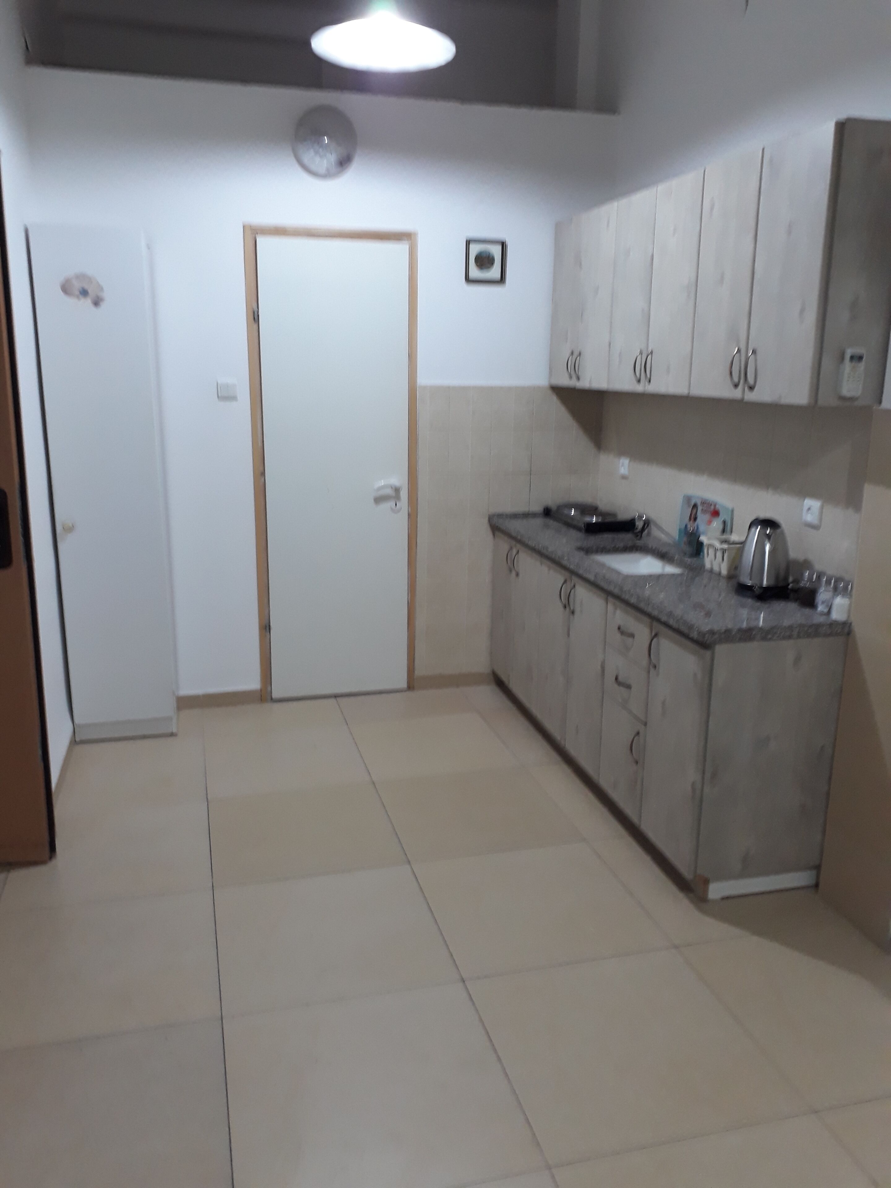 Habitación cuádruple clásica, 1 habitación, para no fumadores, vista a la ciudad | Cocina privada | Refrigerador, microondas, parrilla de estufa y cafetera y tetera 