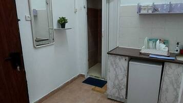 Refrigerador, microondas, placa de cocina, cafetera/tetera