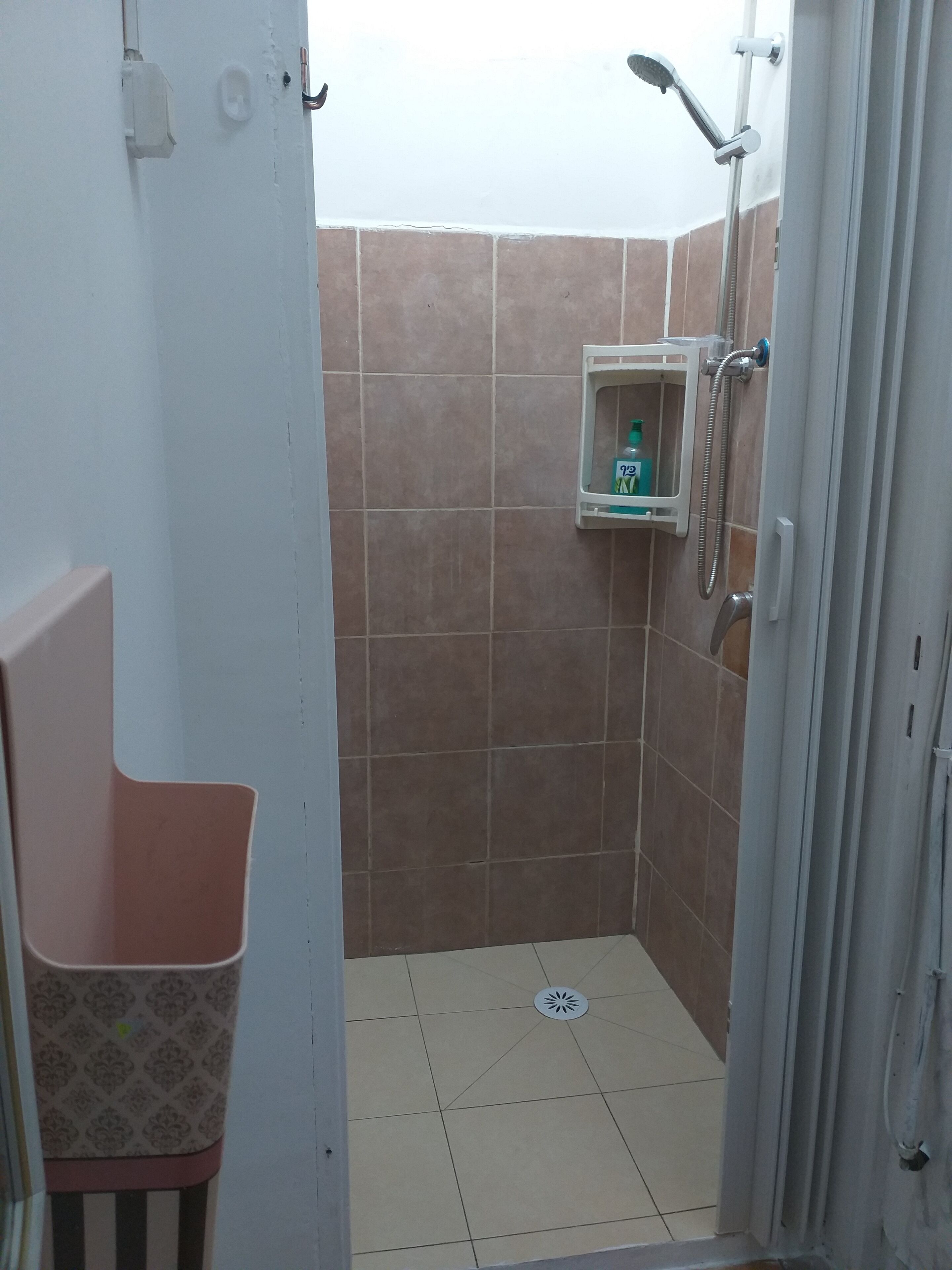 Phòng 3 phong cách lãng mạn | Phòng tắm | Buồng tắm vòi sen, đồ dùng nhà tắm miễn phí, khăn tắm, xà phòng 