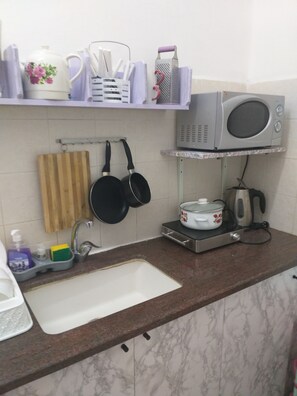 Quarto triplo romântico | Cozinha privada | Geladeira, micro-ondas, cooktop, cafeteira/chaleira