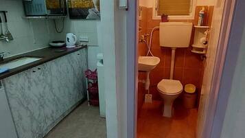 Romantic Triple Room | 1 bedroom, soundproofing, iron/ironing board, free WiFi