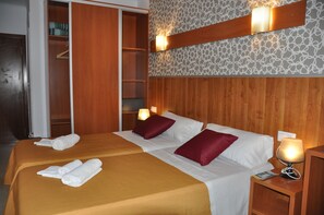 Habitación doble, balcón | Caja fuerte, escritorio, cortinas opacas y wifi gratis