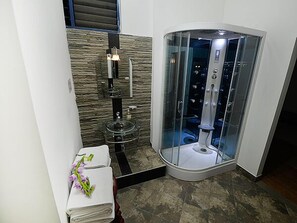 Suite Familiar | Bathroom | Shower, free toiletries, hair dryer, towels - Finca Hotel La Rivera (Calarcá)