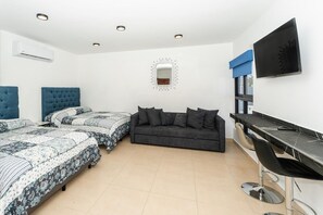 Tabla de planchar con plancha, wifi gratis y ropa de cama 