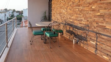 Traditional Apartment | Terrace/patio