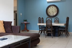 Apartament estàndard, 2 dormitoris, entresol | Sala d'estar | Televisor de pantalla plana, Netflix i serveis de streaming 