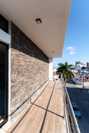 Tabla de planchar con plancha, wifi gratis y ropa de cama 