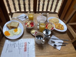 Petit déjeuner complet compris tous les jours