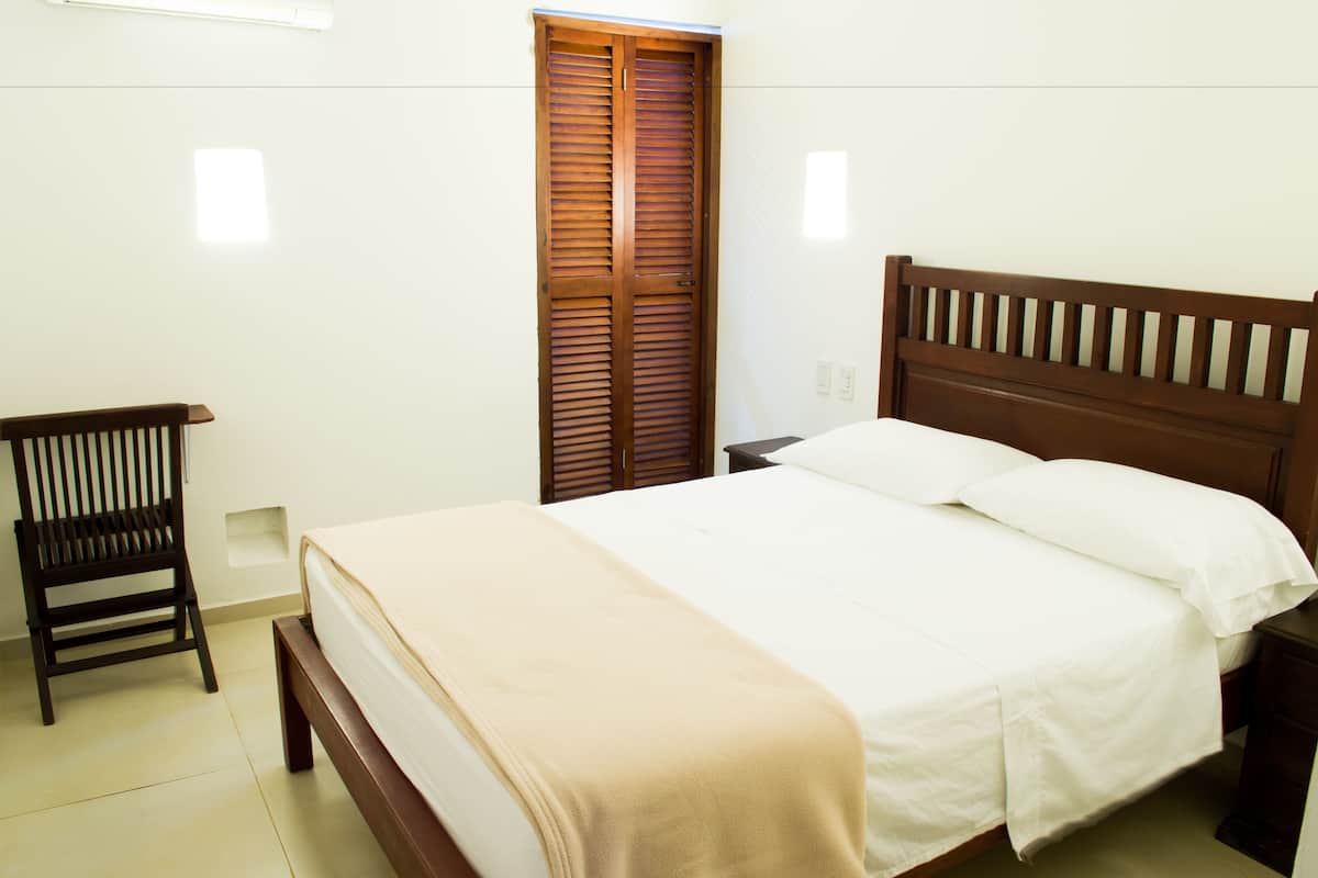 Coffres-forts dans les chambres, bureau, Wi-Fi gratuit, draps fournis