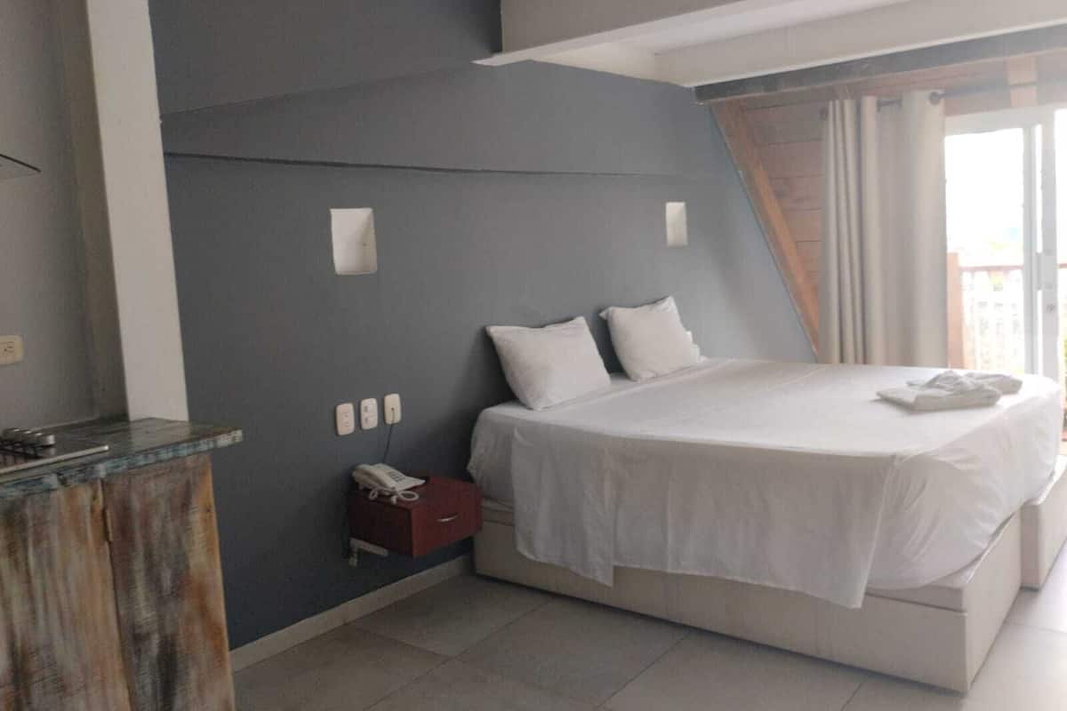 Coffres-forts dans les chambres, bureau, Wi-Fi gratuit, draps fournis