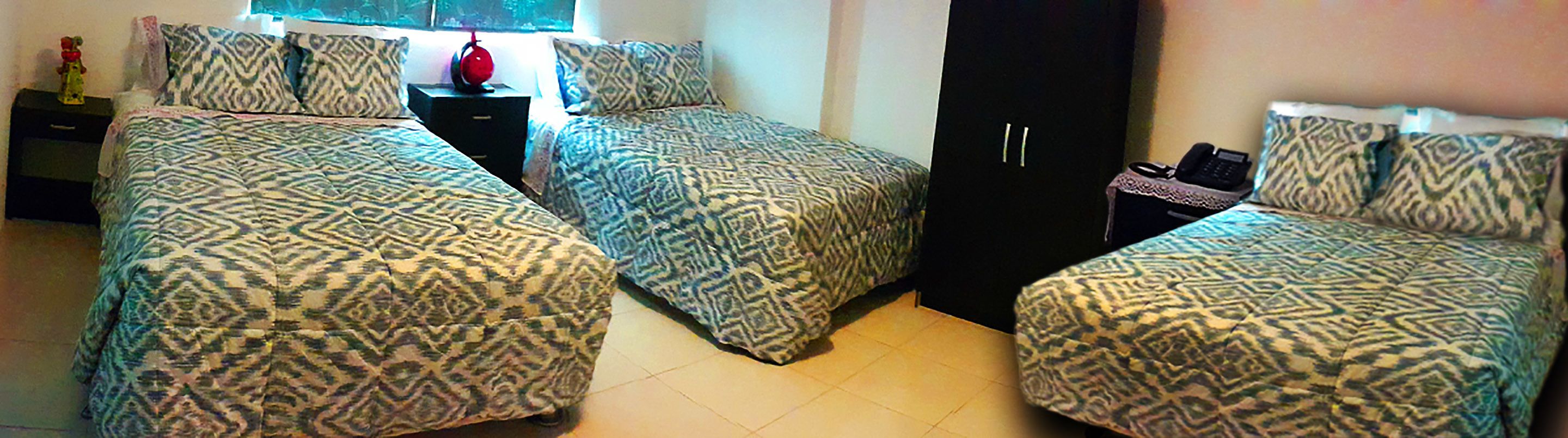 Un dormitorio con dos camas, un armario, una mesita de noche y una ventana.